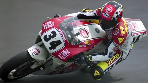 Kevin Schwantz, number 34, cornering hard on his Lucky Strike Suzuki